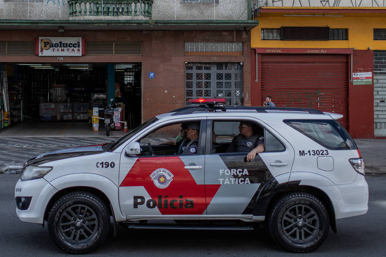 Viatura da Polícia Militar na avenida Rio Branco, na região central da cidade de São Paulo