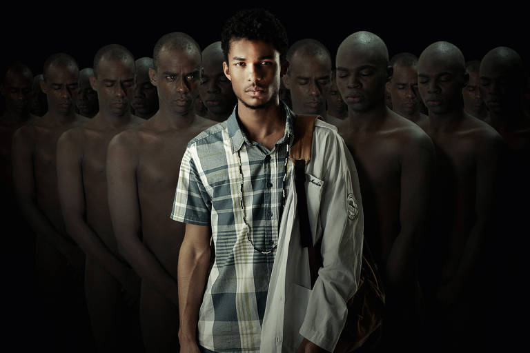 Montagem com jovem negro ao centro, cercado de vários outros vultos de homens negros