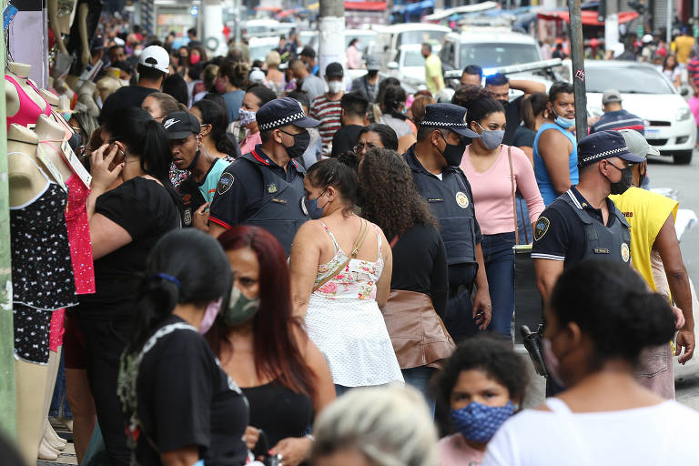 Regressão da quarentena para a fase amarela do Plano São Paulo endurece as regras para o comércio, mas movimento é grande na 25 de março