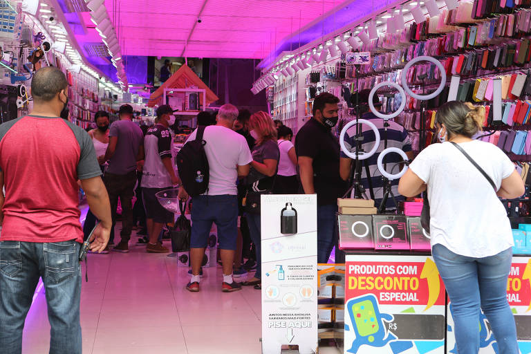 Regressão da quarentena para a fase amarela do Plano São Paulo endurece as regras para o comércio, mas movimento é grande na 25 de março