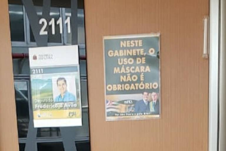Cartaz colado na porta do gabinete do deputado Frederico D'Ávila (PSL)