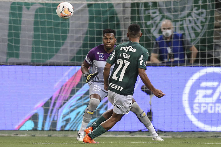 Gabriel Veron toca por cima do goleiro Banguera para marcar seu primeiro gol no Allianz Parque; atacante foi o destaque do Palmeiras contra o Delfín