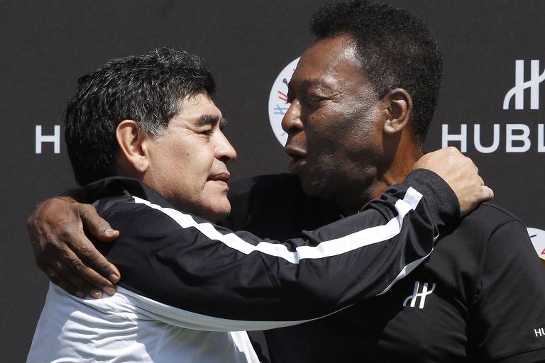 Pelé chama Maradona de 'incomparável' e diz amá-lo em texto de homenagem