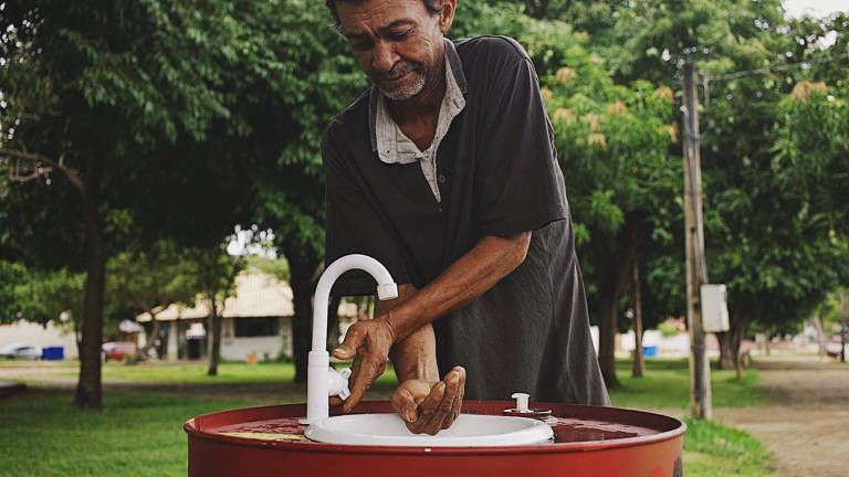Os lavatórios da Florescer são instalados em comunidades para permitir que a população sem acesso a saneamento possa lavar as mãos e, assim, se prevenir do coronavírus