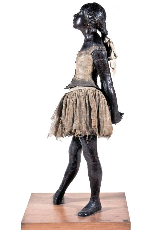 escultura de menina dançando balé