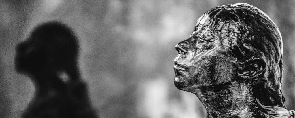 fotografia do rosto da escultura de bronze 'A Pequena Bailarina de 14 anos', de Degas
