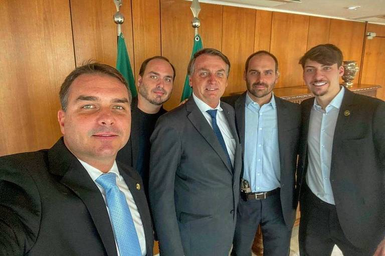 Bolsonaro e os filhos Flávio, Carlos, Eduardo e Jair Renan; investigações sobre família do presidente travam em 2021