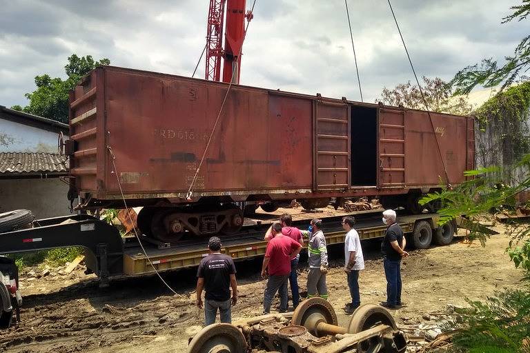 Vagão é colocado sobre caminhão para ser levado do Rio até o interior paulista