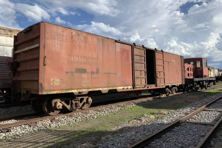 Vagão box, que foi fabricado na Iugoslávia, também já nos trilhos em Cruzeiro