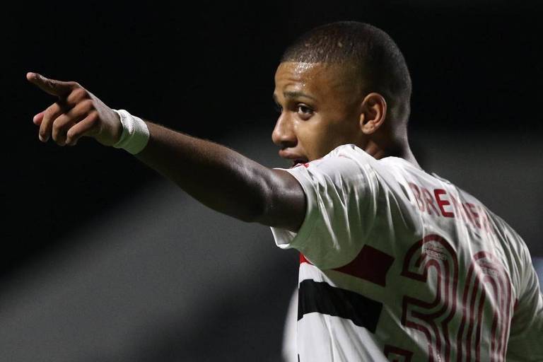 O atacante Brenner comemora um dos gols do São Paulo na vitória por 3 a 0 sobre o Goiás, em Goiânia, pela 1ª rodada do Campeonato Brasileiro