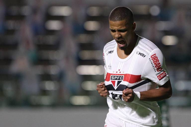 Brenner comemora o seu gol, o segundo do Sâo Paulo na vitória por 3 a 0 sobre o Goiás, no estádio da Serrinha, em Goiânia, em jogo atrasado do Campeonato Brasileiro
