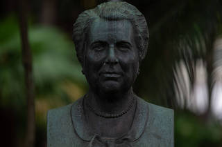 Busto de Carlota Pereira Queiroz