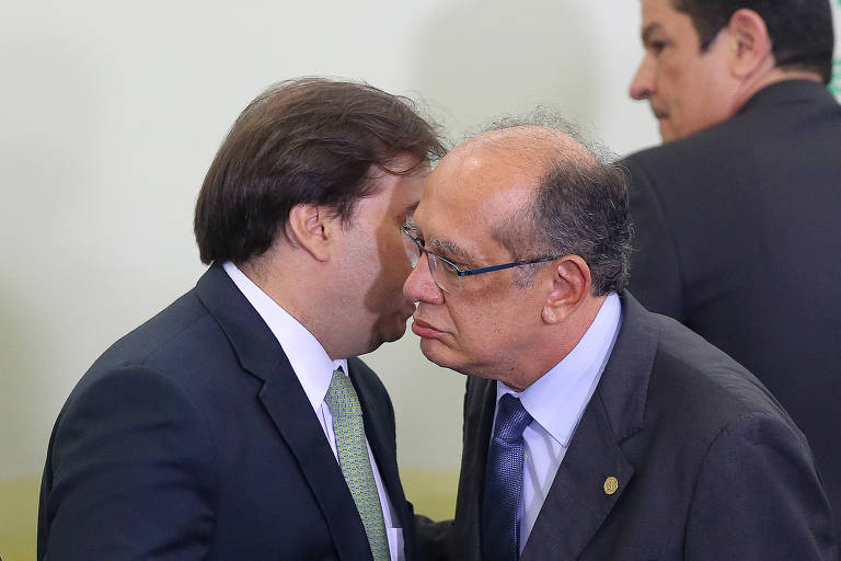 O presidente da Câmara, Rodrigo Maia, e o ministro Gilmar Mendes, em evento no Planalto

