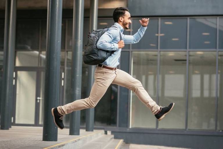 É importante considerar os efeitos sobre o bem-estar do funcionário e o equilíbrio entre vida profissional e pessoal