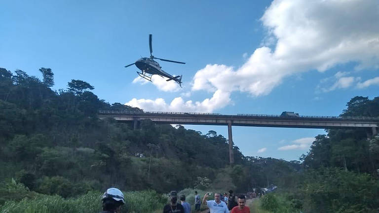 Ônibus cai de ponte em João Monlevade (MG)