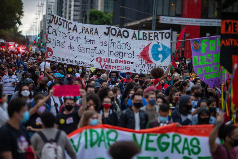 No dia seguinte, 20 de novembro, a Marcha do Dia da Consciência Negra protestou contra o assassinato do homem negro pelos seguranças do supermercado