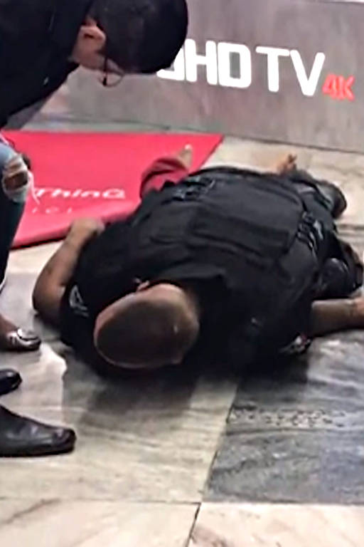 Em fevereiro de 2019, um jovem de 19 anos morreu após ser sufocado por um "mata-leão", dado por um segurança do supermercado Extra na Barra da Tijuca, zona oeste do Rio. Ele era dependente químico e teve um surto, conforme familiares contaram à polícia

