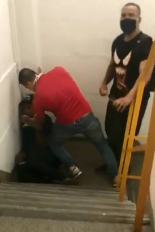 Em agosto de 2020, Matheus Fernandes, 18, foi ao shopping para trocar um relógio que daria de presente ao pai. Entregador de comida por aplicativo, ele foi rendido e ameaçado, enquanto aguardava atendimento em uma loja, por dois homens que se identificaram como policiais, dentro do Ilha Plaza Shopping, na zona norte do Rio

