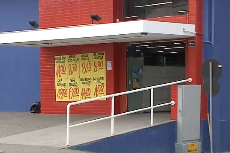 Em agosto de 2019, um homem foi morto dentro do supermercado Extra, em Camboriú (SC). Ele teria discutido com um segurança, que o matou a facadas e fugiu