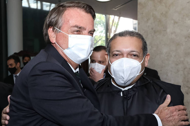 Bolsonaro abraça Kassio Nunes Marques após a posse do ministro no STF