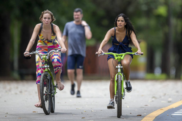 Apesar dos avisos espalhados e do decreto estadual que obriga a utilização de máscaras em espaços públicos, frequentadores do parque do Ibirapuera (zona sul) ignoram a necessidade da proteção facial