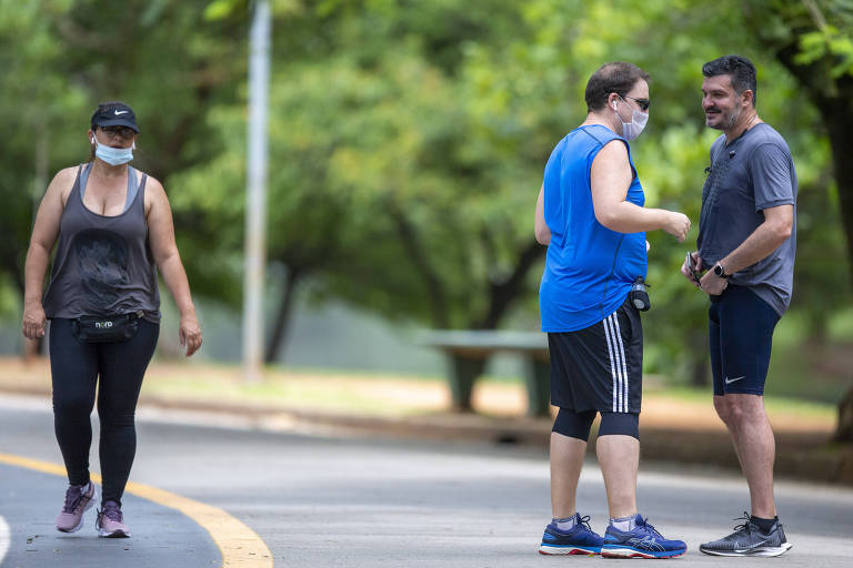 Apesar dos avisos espalhados e do decreto estadual que obriga a utilização de máscaras em espaços públicos, frequentadores do parque do Ibirapuera (zona sul) ignoram a necessidade da proteção facial