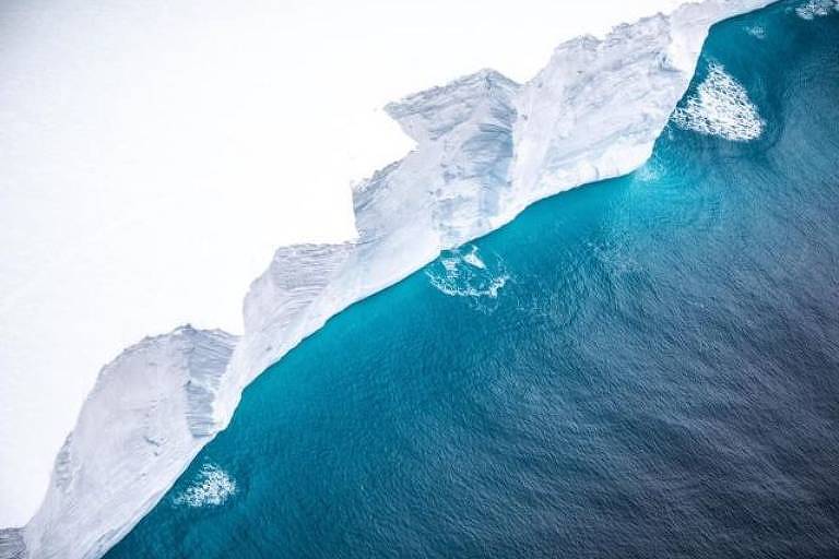 Maior iceberg do mundo é registrado em voo militar; veja fotos