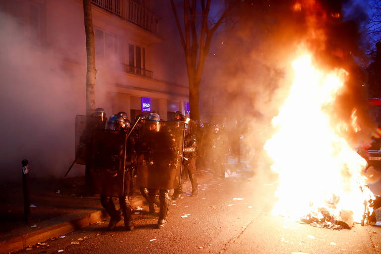 Atos em Paris protestam contra lei de segurança de Macron