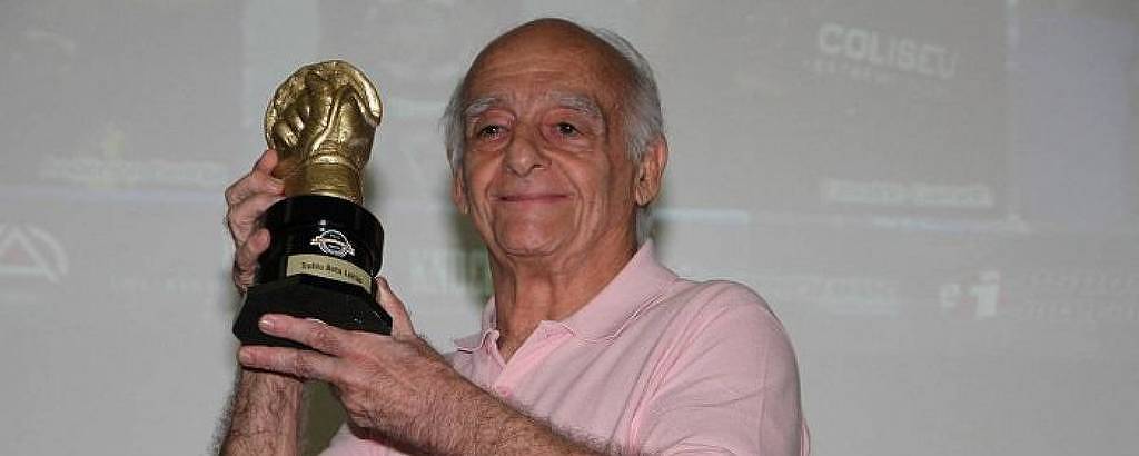 O mestre Roberto Leitão recebeu do MMA Brasileiro, em 2015, o troféu de honra ao mérito em nome da luta livre esportiva brasileira