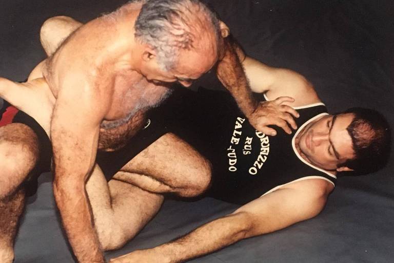 O mestre Roberto Leitão praticando luta livre esportiva, o submission, com o filho Roberto Leitão Filho