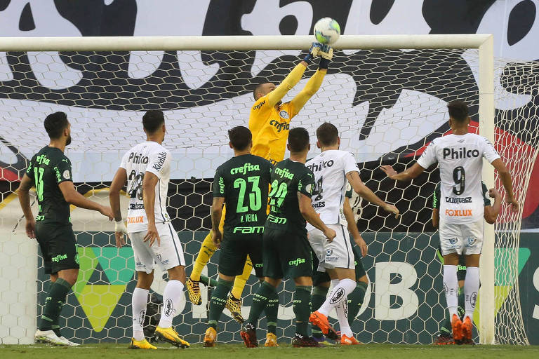 Weverton desvia cruzamento do Santos durante empate na Vila Belmiro neste sábado (5)