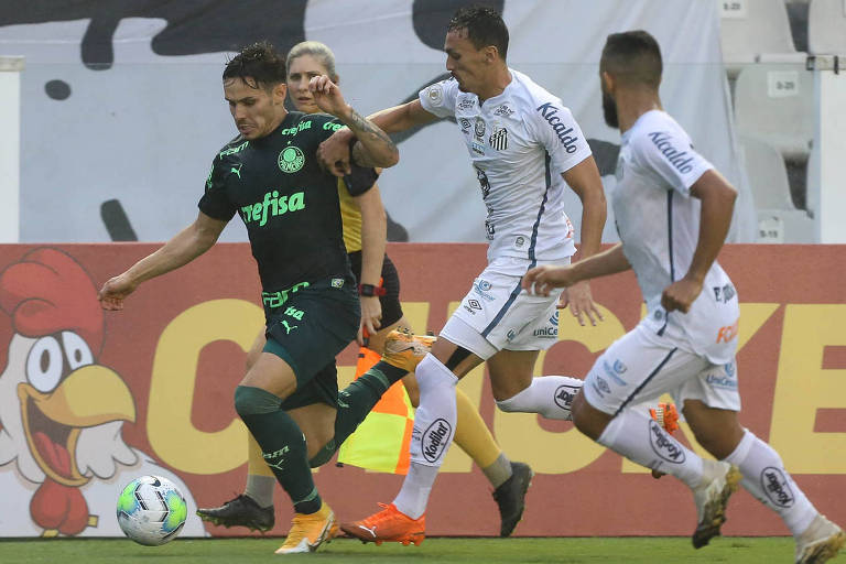 O jogador Raphael Veiga, do Palmeiras, disputa bola durante jogo contra o Santos FC, partida válida pela vigésima quarta rodada, do Campeonato Brasileiro, Série A, no estádio da Vila Belmiro
