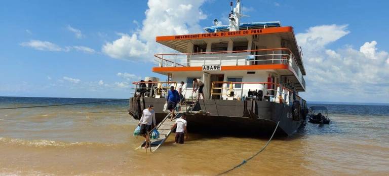Distribuição de alimentos e kits de limpeza do projeto Com Saúde & Alegria Sem Corona