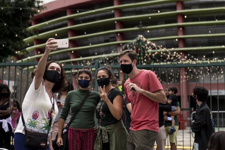 Grupo tira foto em frente ao Ginásio Ibirapuera