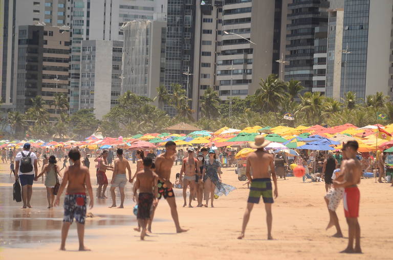 No Recife, banhistas aproveitam o domingo de sol; veja fotos de hoje