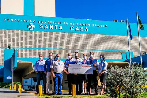 Equipe comemora doação de R$ 500 mil para a Santa Casa de Campo Grande, feita pelo Fundo Emergencial para a Saúde graças à parceria com a RaiaDrogasil