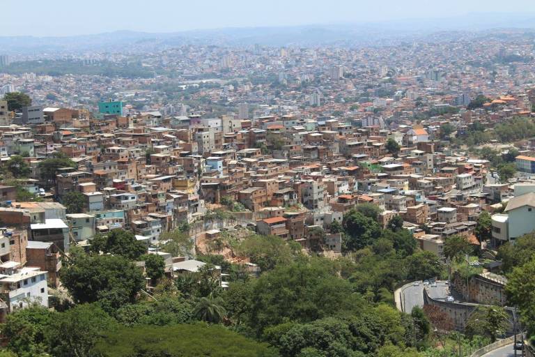 Aglomerado da Serra, maior conjunto de favelas de Belo Horizonte, com vista para a Vila Cafezal 