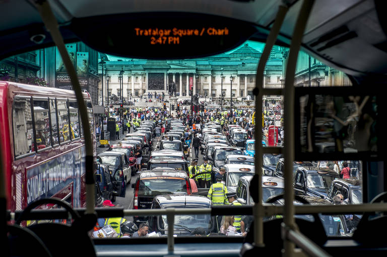 Motoristas de táxi protestam contra o Uber em Londres em 11 de junho de 2014. Alguns acham que a combinação de serviços de carona com a pandemia pode acabar com os táxis pretos para sempre