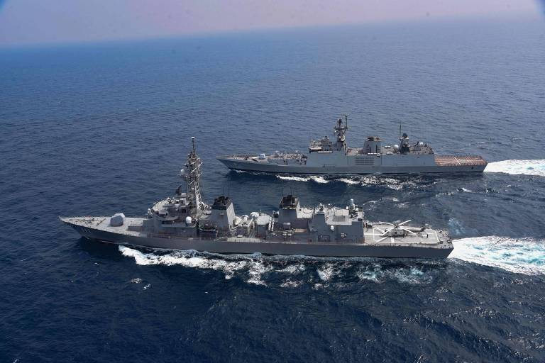 Navios participam de exercício do Quad (EUA, Japão, Austrália e Índia) na baía de Bengala, no Índico
