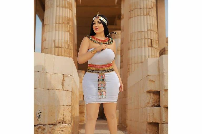 Modelo e fotógrafo são presos por tirar fotos sensuais em pirâmide egípcia