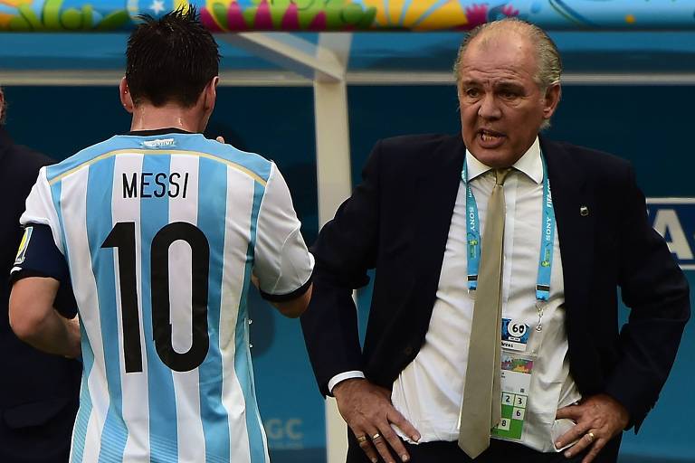 Alejandro Sabella conversa com Messi durante partida da Argentina contra a Bélgica, na Copa de 2014