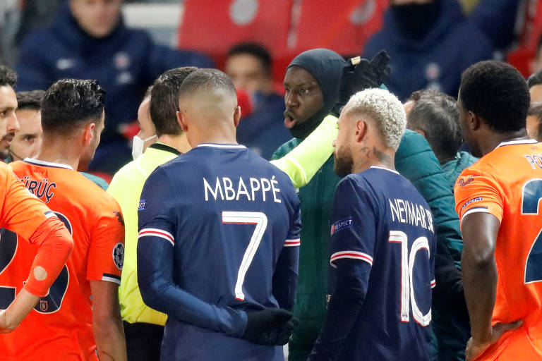 Sob olhares de Neymar e Mbappé, Demba Ba discute com o árbitro durante paralisação da partida