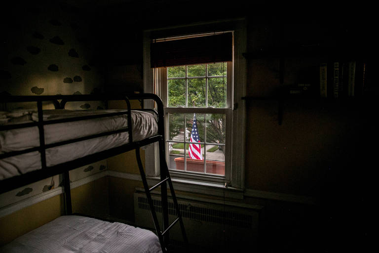 Quarto com uma cama beliche dentro da casa de infância do presidente americano Donald Trump