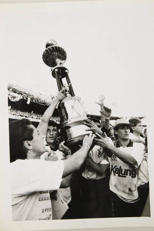 Márcio (de boné) ergue a taça com os companheiros; cabeça de área, que depois seria treinador do Corinthians, era o principal marcador do meio de campo