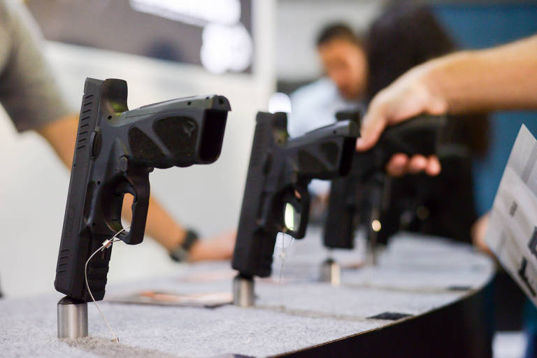 Pistolas da Taurus em estande na LAAD, feira de defesa e segurança no Rio, em 2019