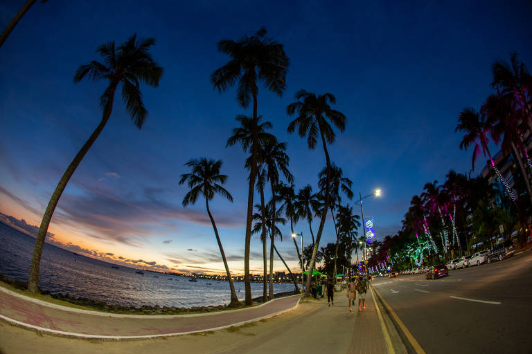 Orla da praia de Ponta Verde, região central de Maceió, em Alagoas