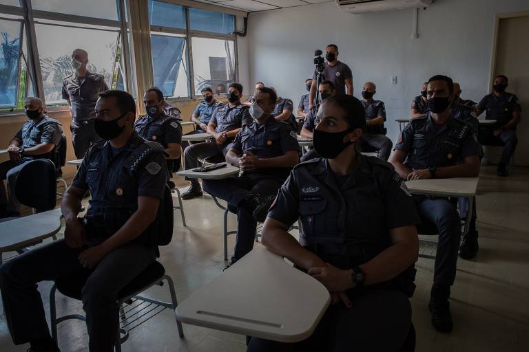 Policiais militares participam de aula sobre cultura negra na cidade de São Paulo
