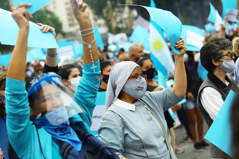 De azul, opositoras do projeto de lei que legaliza o aborto na Argentina protestam contra a medida em frente ao Congresso do país