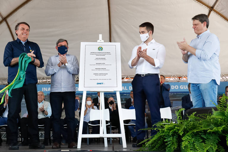 Jair Bolsonaro, Eduardo Leite (PSDB-RS), Tarcísio de Freitas (Infraestrutura) e o general Antônio Santos Filho (diretor-geral do Dnit) durante inaurguração