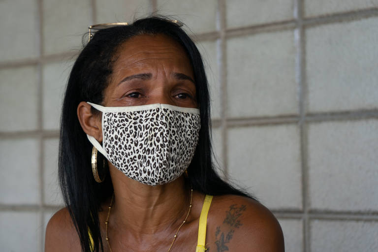 Claudia chora ao relembrar os meses posteriores à suposta agressão; ela diz que Cátia ficou dois meses sem conseguir sentar direito, com dores e tomando banho a toda hora